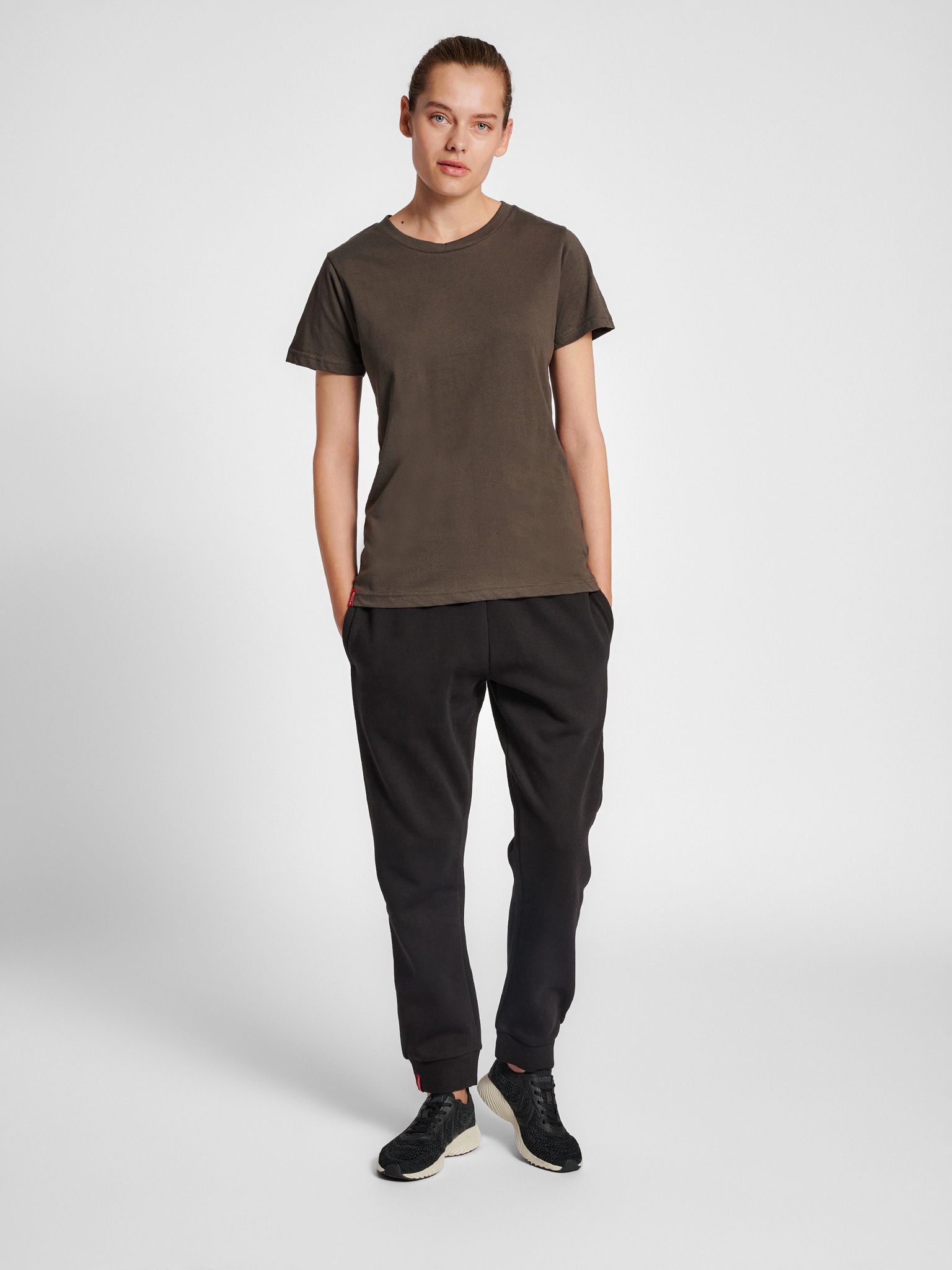 hmlRED BASIC SWEAT PANTS WOMAN